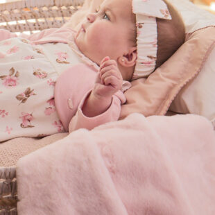 Futerkowy koc z pomponami